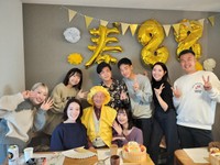 「米寿の父と孫全員」現在も家族で集まる時間を大切にしています／淡路康晴さん（@awajii）提供