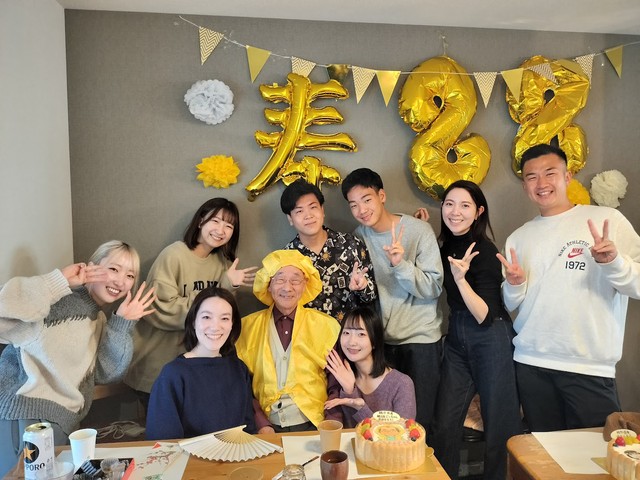 「米寿の父と孫全員」現在も家族で集まる時間を大切にしています／淡路康晴さん（@awajii）提供