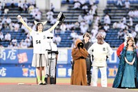 「スター・ウォーズ」のキャラに見守られながら登板した恒松祐里＝2026年6月9日、ZOZOマリンスタジアム