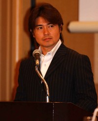 司会を務める安東弘樹アナウンサー＝2005年