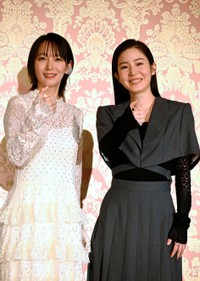 能登半島地震復興祈念公演「まつとおね」に出演する吉岡里帆（左）と蓮佛美沙子