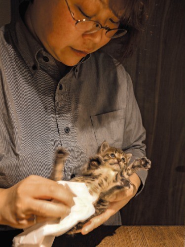 ミルクの前と後は、排泄タイム。「オシッコは順調なのですが、どうも便秘気味で……」