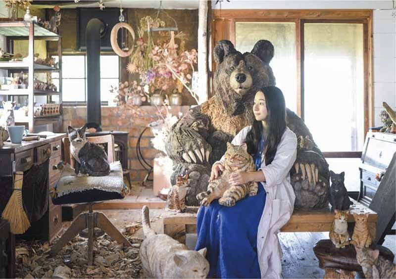 彫刻に囲まれる、はしもとみおさん「猫は静かな研究者であり、哲学者」　（辰巳出版　提供）