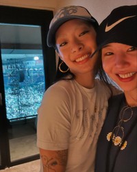 シンガー・ソングライターリナ・サワヤマ（左）と（出典：ミン・ヒジンInstagram）