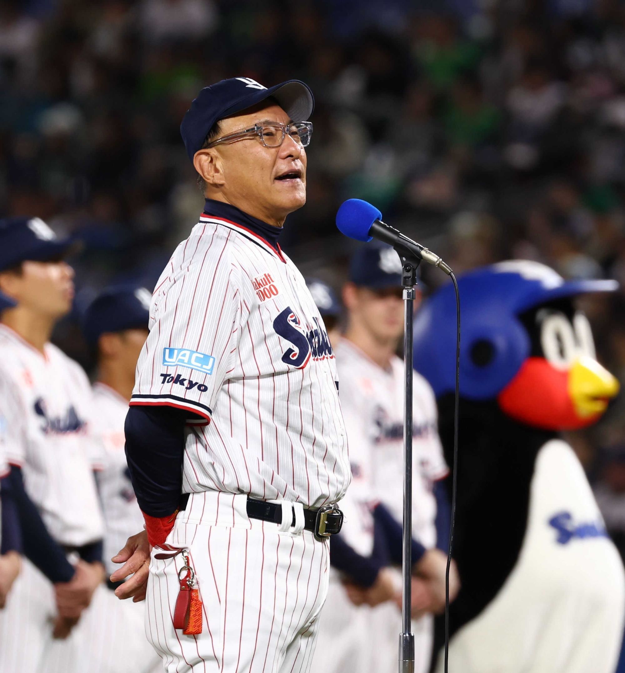 本拠地最終戦セレモニーでファンにあいさつするヤクルト・池山隆寛監督