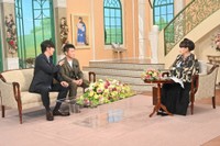 14日放送の「徹子の部屋」に出演するますだおかだ・岡田圭右（左）と増田英彦。右端は司会の黒柳徹子＝テレビ朝日提供