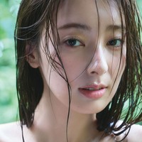 宮本茉由のアニバーサリー写真集（小学館）より＝撮影／中村和孝