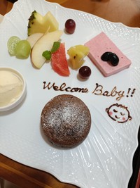 デザートプレートに添えられた「Welcome Baby！！」／さくさん（@sakuruton）提供