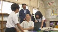 高松市の花園小学校を訪れた大西市長