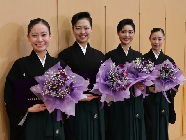 宝塚音楽学校112期卒業式後に夢を語った（左から）國宗美花だん、赤井七海さん、小寺環菜さん、吉田今日花さん