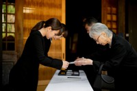 「ご愁傷様です」の適切な返事は？※画像はイメージです（PhotoAC）