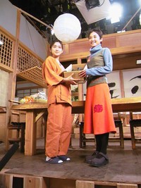 NHK連続テレビ小説のエール交換した「ほんまもん」の池脇千鶴（左）と「さくら」の高野志穂=2002年
