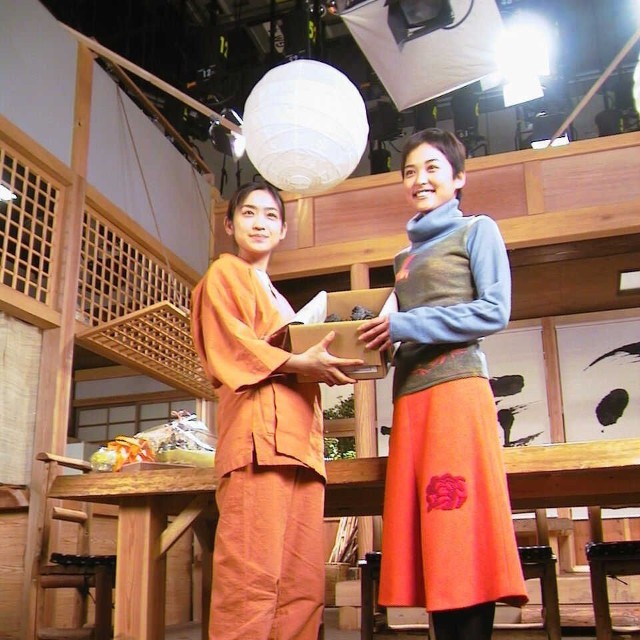 NHK連続テレビ小説のエール交換した「ほんまもん」の池脇千鶴（左）と「さくら」の高野志穂=2002年