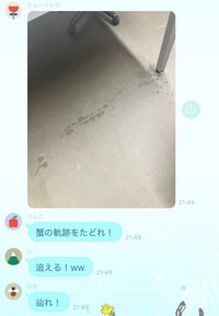 付近には足跡が残っており、椅子の脚をうろついたこともわかる（提供：Ukeyさん）