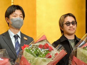 吉川英治文学新人賞の荻堂顕さん・坂崎かおるさん「我々は岐路に」 戦争と言論の自由への脅威を語る