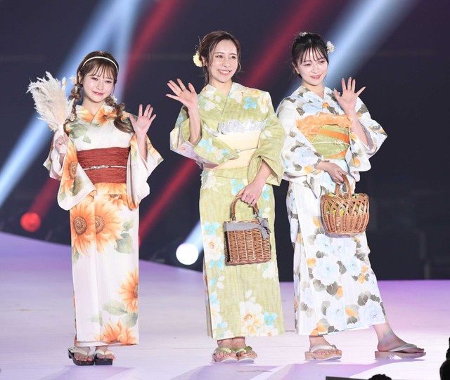 ヘラヘラ三銃士の（左から）まりな、ありしゃん、さおりん