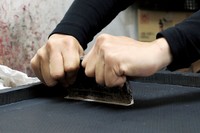 鹿革に漆で立体感のある模様をつけていく