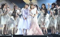 2022年、卒業セレモニーを行った加藤玲奈（中央左）と入山杏奈（同右）