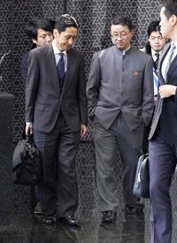 中国外務省の劉勁松アジア局長（右）との協議を終えた日本外務省の金井正彰アジア大洋州局長（写真提供・共同通信社）