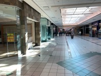 モール内はほとんどの店でシャッターが閉まったまま