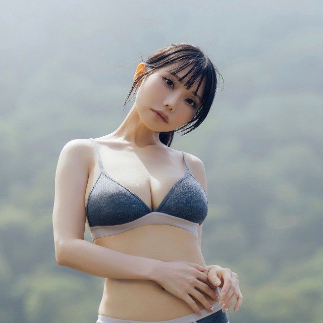 SHACHIデジタル写真集「Run away」© 横山マサト／集英社