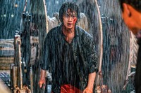 ナイフ使いの寡黙な犯罪者・ドイルを演じるチャン・ドンユン（ⓒ 2022 THE CONTENTS ON & CONTENTS G & CHEUM FILM CO.,LTD. All Rights Reserved.）