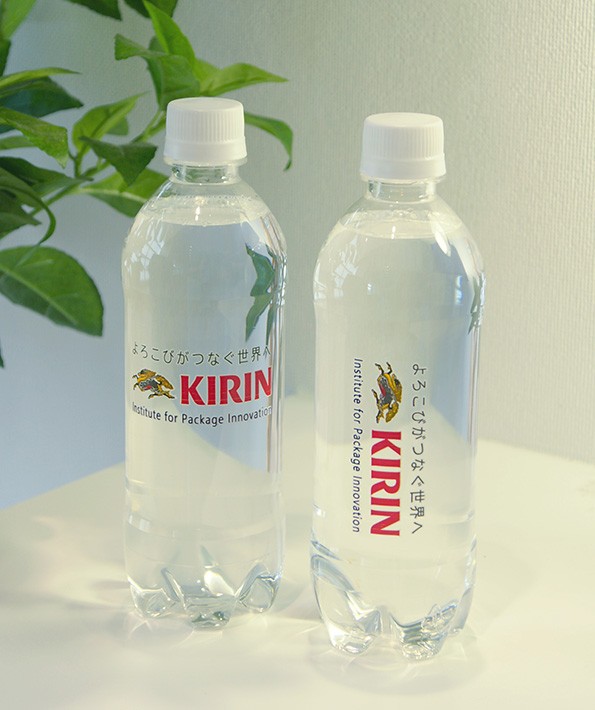 商品名などを直接印刷したペットボトル