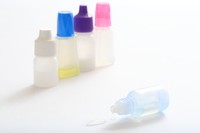 処方された目薬のボトルに、開封日など油性マジックで直接記入したりしていませんか？！眼科医による注意喚起がSNSで注目されました　※画像はイメージです（stock.adobe.com/UMI）