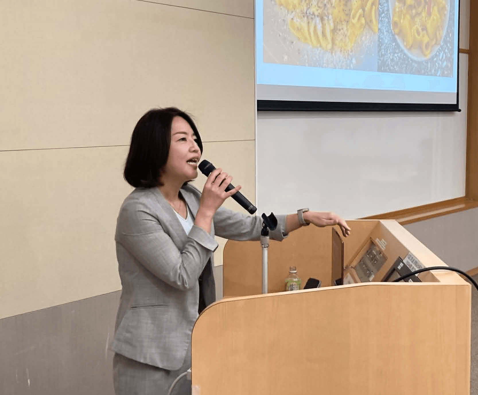 講演する家中みほ子さん＝6月22日、尼崎商工会議所
