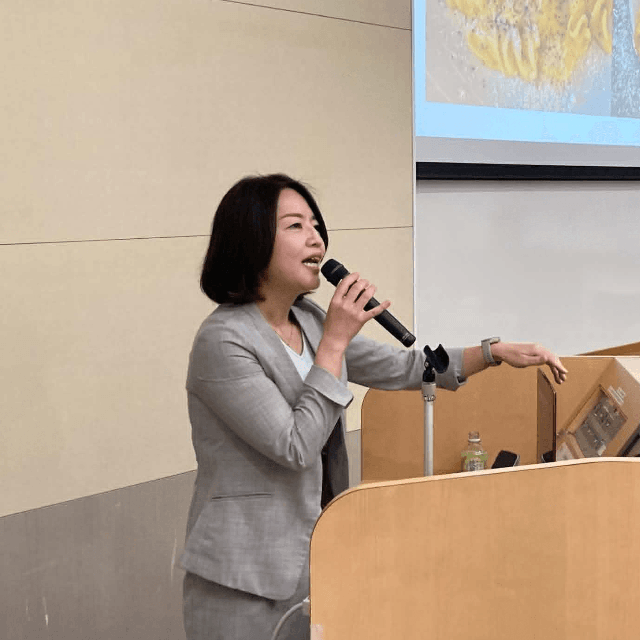 講演する家中みほ子さん＝6月22日、尼崎商工会議所