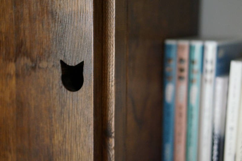 手づくりの家具には猫マークのアクセントも