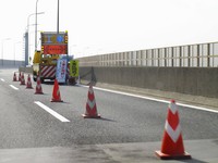 ラバーコーンを自動かつ安全に設置・撤去するロボコーン※画像はイメージです（Paylessimages/stock.adobe.com）