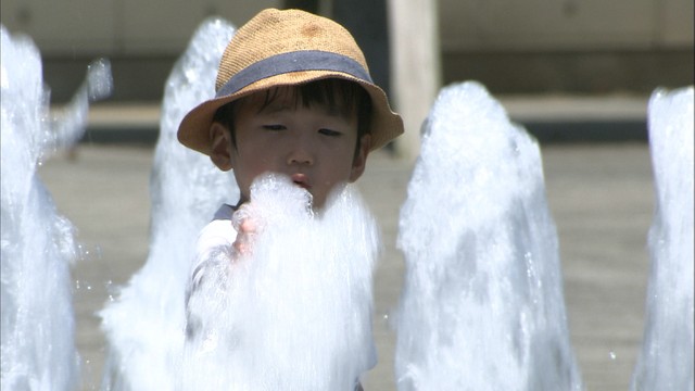 高松で初の猛暑日　サンポート高松の噴水では子どもたちが水浴び！