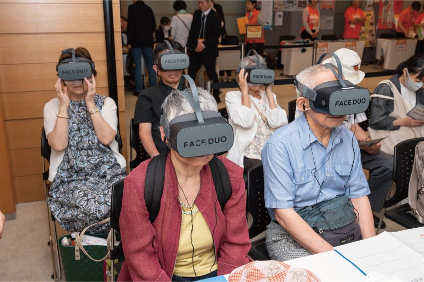 「認知症ケア支援VR」の体験会の様子