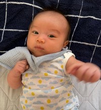 沐浴前の赤ちゃんの力こぶポーズが話題に。スクスク成長する赤ちゃんのワンショット（提供：@umixnaluさん）
