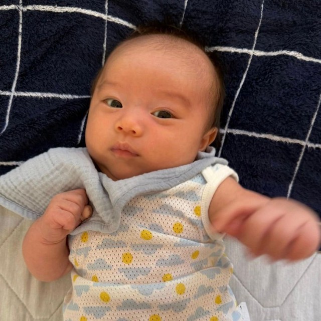 沐浴前の赤ちゃんの力こぶポーズが話題に。スクスク成長する赤ちゃんのワンショット（提供：@umixnaluさん）
