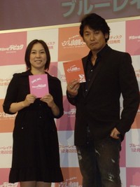 倉田真由美氏、叶井俊太郎夫妻＝２０１０年１１月１２日撮影
