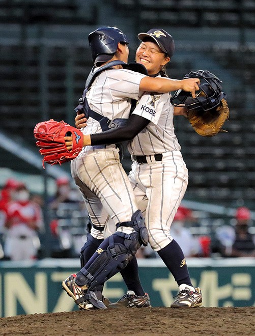 Queen of Diamonds: Japanese Women's Baseball League's star pitcher