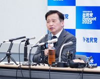 出馬会見を開いたラサール石井