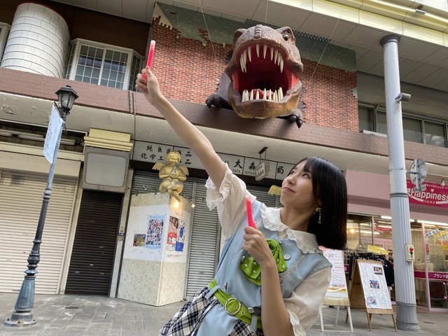 松村さんと同じポーズをとるあかねちゃん