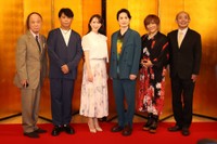 大阪松竹座公演「大阪は踊る！」取材会に出席した（左から）海原はるか、前田耕陽、有沙瞳、浜中文一、松本梨香、曽我廼家寛太郎