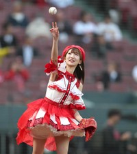 華やかな衣装で登場した藤本冬香