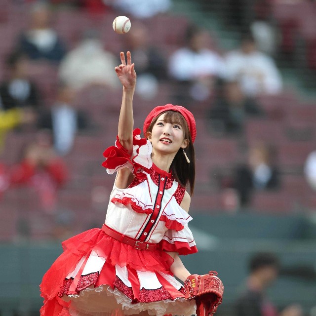 華やかな衣装で登場した藤本冬香