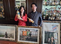 「2026 WORLD CLASS JAPAN FINAL 日本TOP10バーテンダー」となった鈴木新（あらた）氏（右）と展示会場で合流した後藤郁＝都内