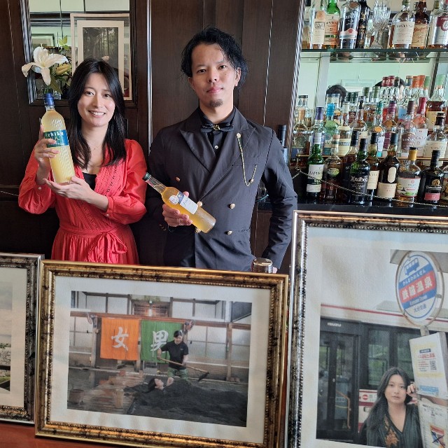 「2026 WORLD CLASS JAPAN FINAL 日本TOP10バーテンダー」となった鈴木新（あらた）氏（右）と展示会場で合流した後藤郁＝都内