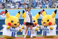 セレモニアルピッチを行う山本美月＝2026年5月23日、横浜スタジアム