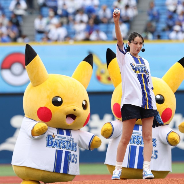 セレモニアルピッチを行う山本美月＝2026年5月23日、横浜スタジアム