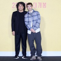 ポン・ジュノ監督とロバート・パティンソン