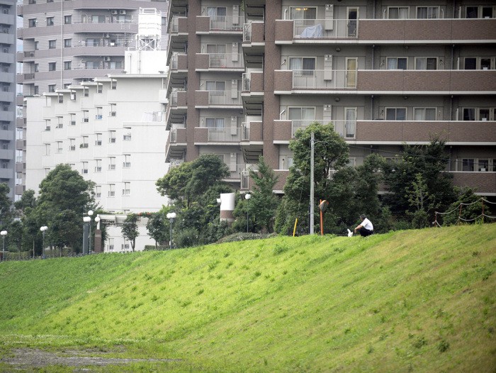 河原で７年、家で７年10カ月。ふたりのおじさんに愛されたシロ。シロの一生はおじさんとともにあった　扶桑社/(C)太田康介