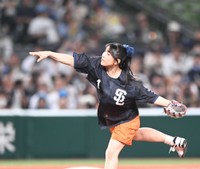 セレモニアルピッチを行った声優の新田恵海＝ベルーナドーム